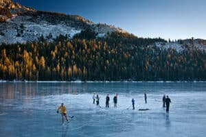 Faire du patin à glace sur un lac gelé