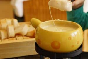 Manger une fondue savoyarde